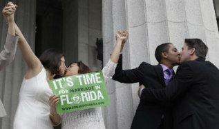 Dos parejas contraen matrimonio en Miami.