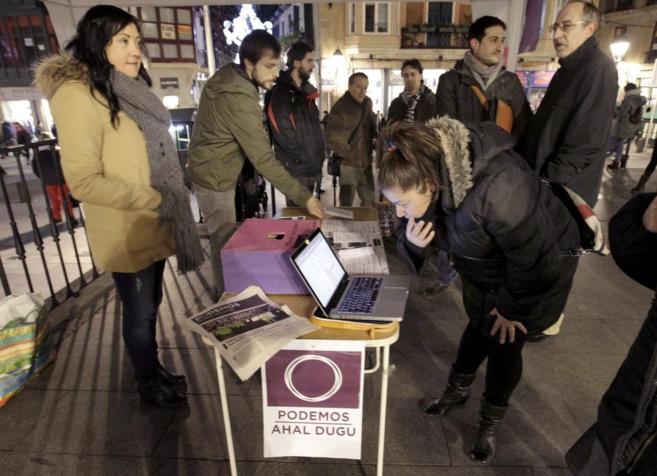 Simpatizantes de Podemos participan el pasado 30 de diciembre en...
