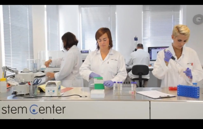 El equipo de Stem Center en su laboratorio.