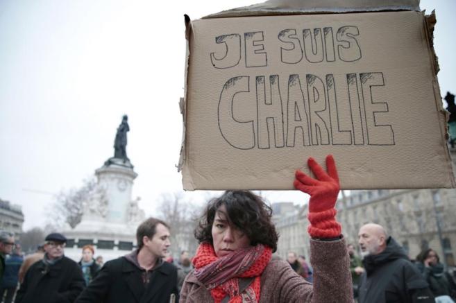 Una mujer sostiene un cartel que dice 'Yo soy Charlie' en la...