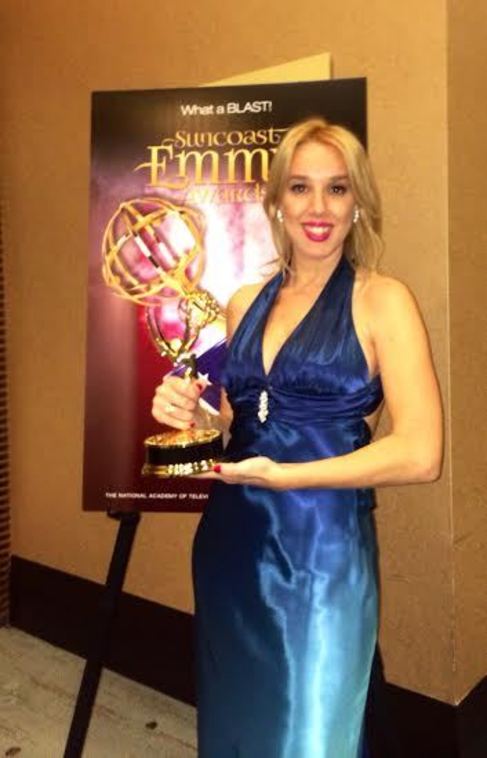 Adriana Navarro posa con su premio Emmy