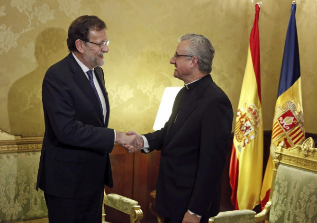 El presidente del Gobierno, Mariano Rajoy, saluda al coprncipe de...