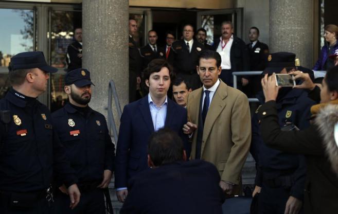 Francisco Nicols acompaado por su abogado a la salida de los...