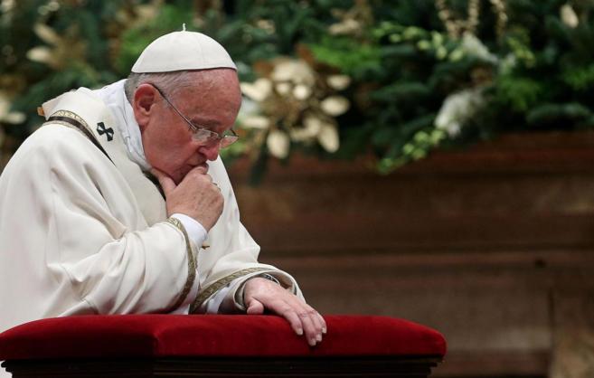 El Papa Francisco, durante una misa en la Basílica de San Pedro en la...