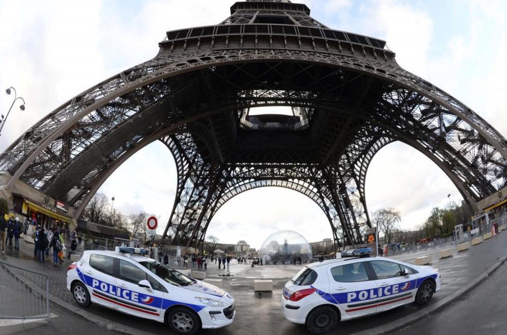 Dos coches de polica reforzaban hoy la seguridad en Torre Eiffel en...