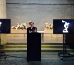El director del Museo Britnico, Neil Macgregor, con esculturas de...