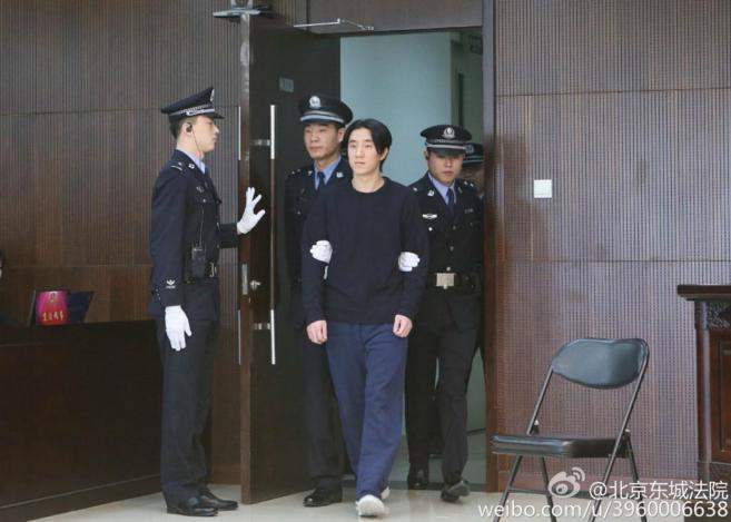 Jaycee Chan, trasladado por dos policas durante el juicio.