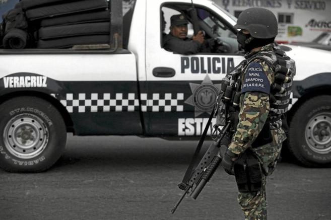 Agentes de Polica de Mxico patrullan en Veracruz.