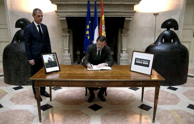 Rajoy firma, en presencia del embajador francs Jrme Bonnafont,...