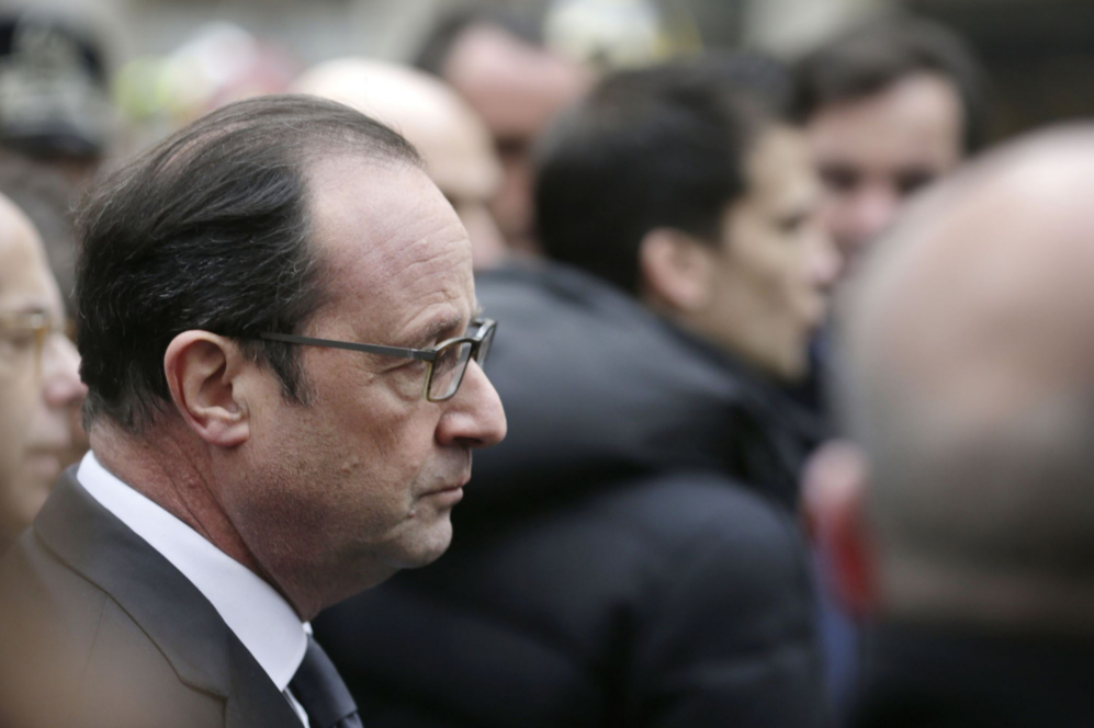 El presidente Franois Hollande llega a la redaccin de Charlie...