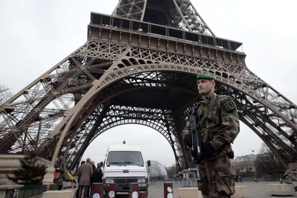 Soldados franceses patrullan en las inmediaciones de la torre Eiffel...