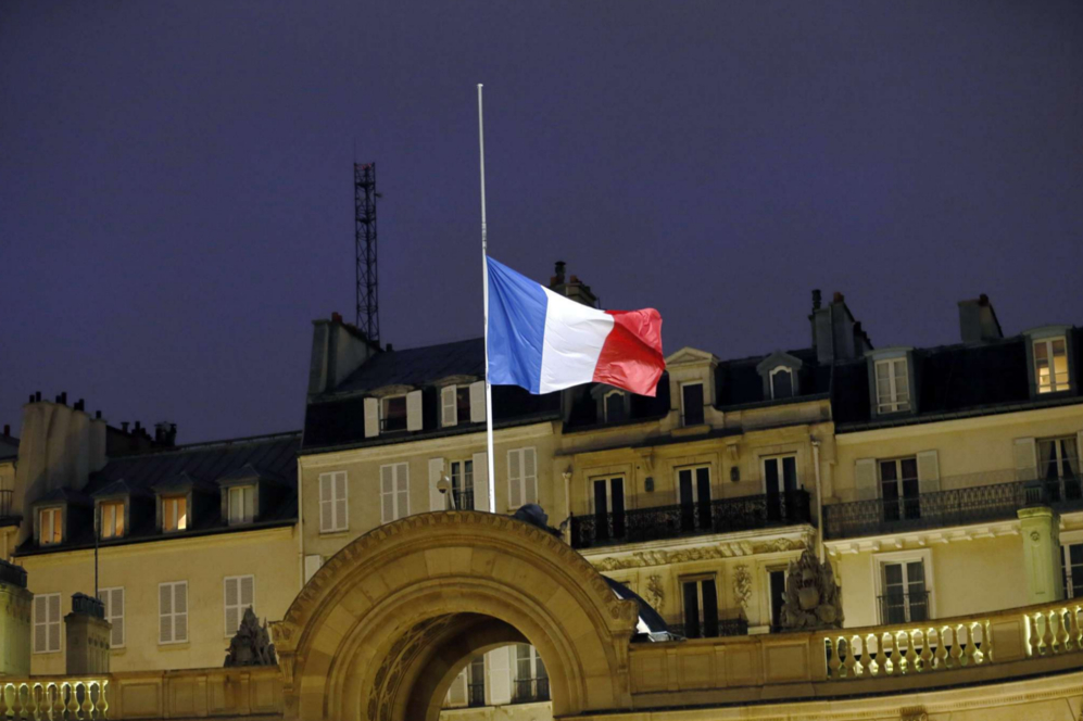 La bandera francesa ondea a media asta en el Palacio del Elseo el...