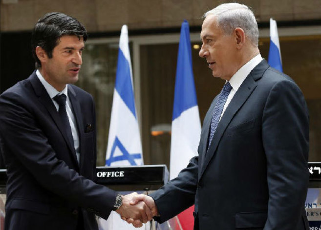 l primer ministro israel, estrecha la mano del embajador de Francia...