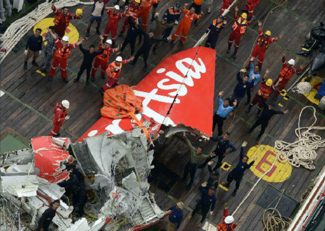 La cola del avin de AirAsia, rescatada del mar tras el accidente del...