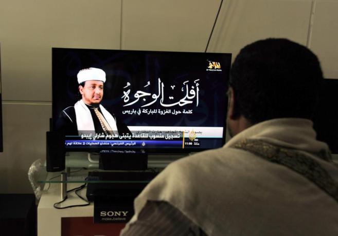 Un yemen escucha las amenazas de un alto responsable de Al Qaeda en...