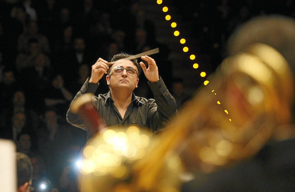 Un director de orquesta dirige con Google Glass.
