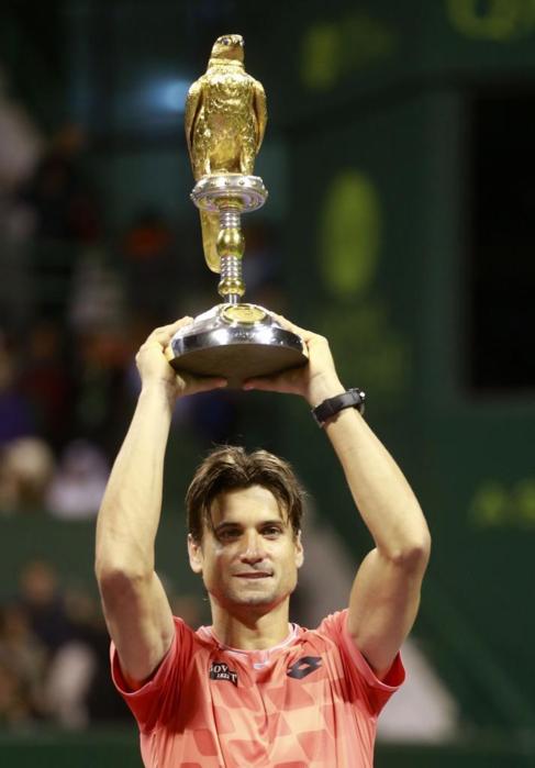 Ferrer levanta el trofeo conquistado en Doha.