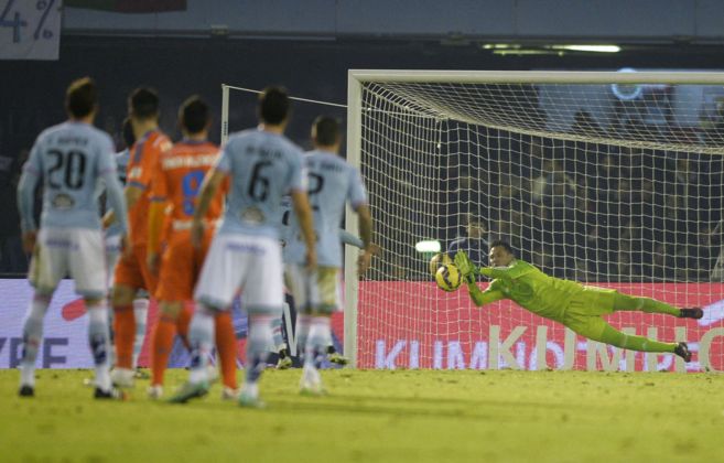 Diego Alves detiene el penalti lanzado por Orelana en la primera...