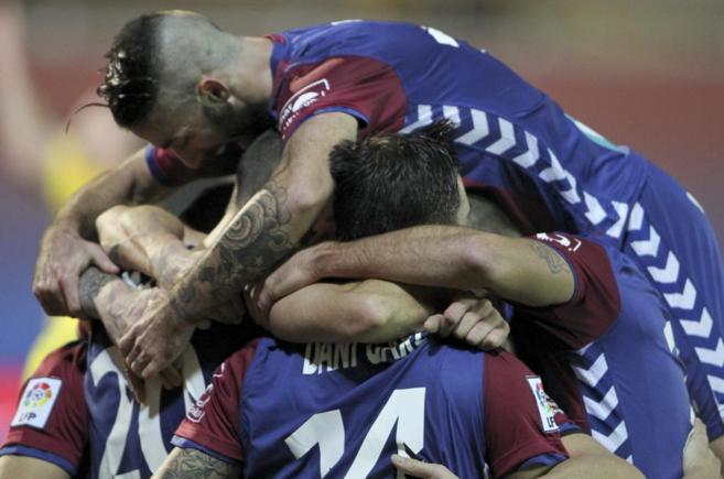 Los jugadores del Eibar celebran uno de los goles al Getafe.