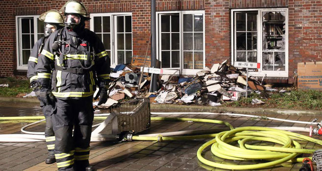 Equipos de bomberos en la sede del Hamburger Morgenpost esta...