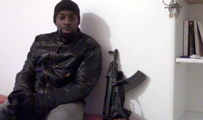 El terrorista Amedy Coulibaly, junto a un 'kalashnikov'.
