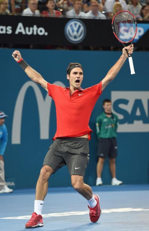 Federer celebra la victoria en la final del torneo de Brisbane.