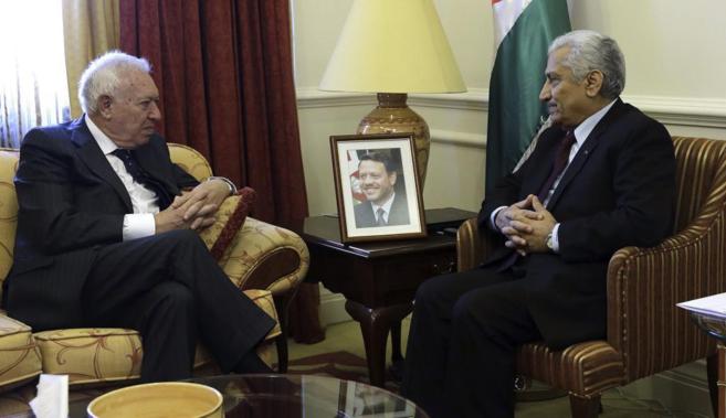 El ministro de Exteriores, con el primer ministro jordano, Abdullah...