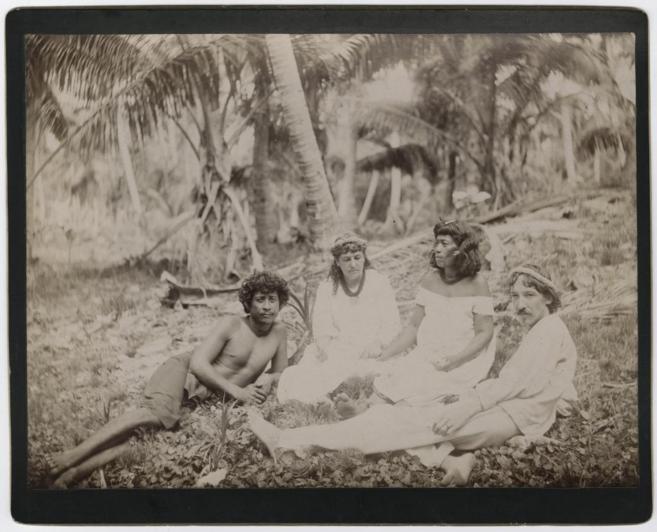 Stevenson con su mujer y dos indgenas de Samoa.