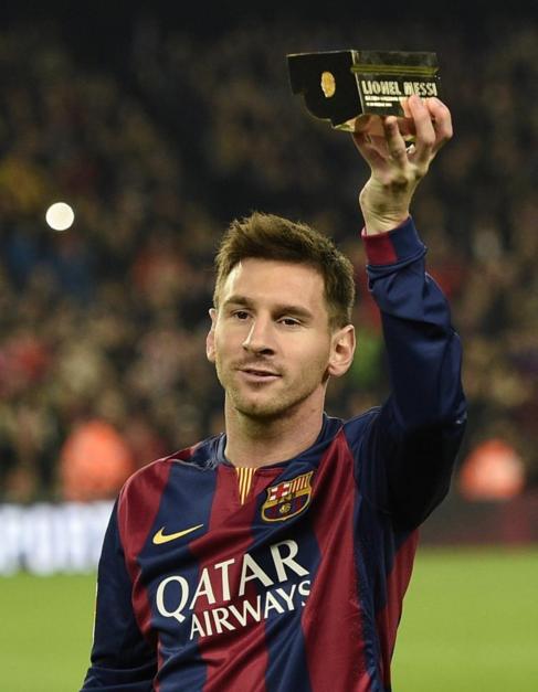 Messi, con el trofeo de máximo anotador de la Liga.