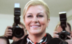 La candidata conservadora, Kolinda Grabar-Kitarovic, vota en en Zagreb...