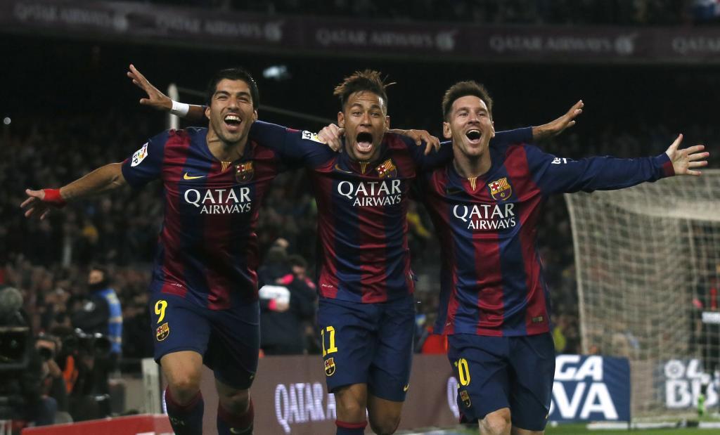 Luis Suarez, Neymar y Messi celebran el tercer gol del Barcelona ante...