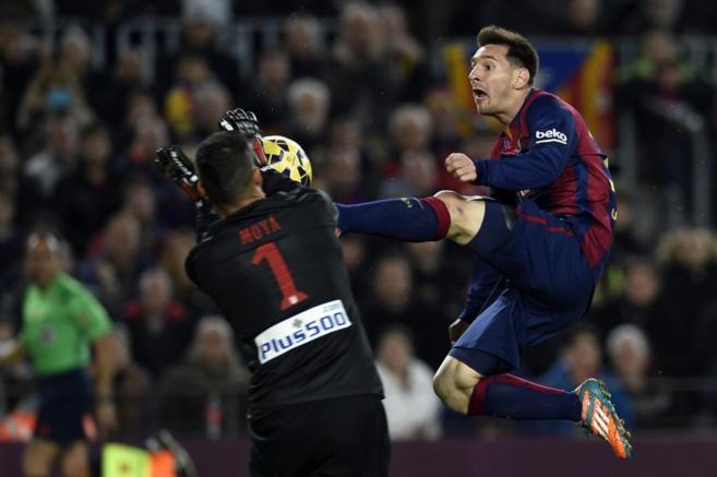 Leo Messi intenta arrebatar un balón a Moyá.