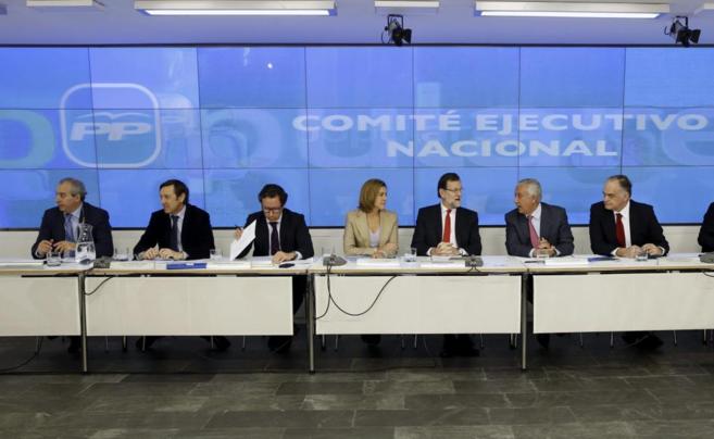 El presidente del Gobierno, Mariano Rajoy (3d), presidió la primera...