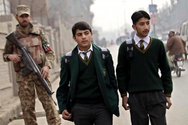 Estudiantes paquistaníes salen del colegio militar en Peshawar.