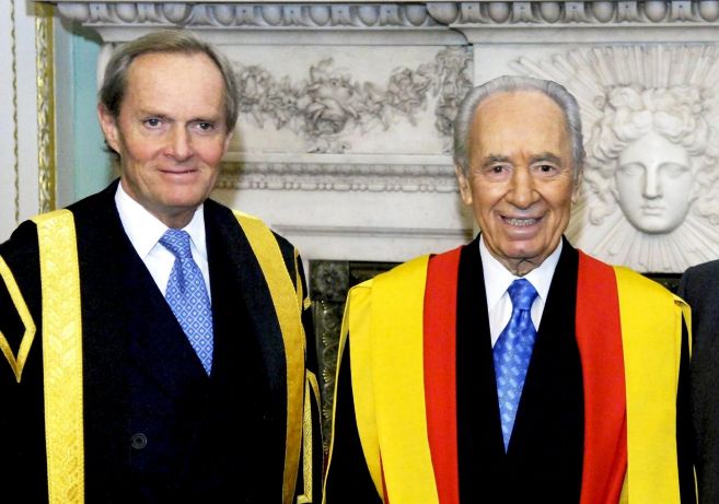 El nuevo duque junto a Simon Peres.