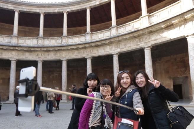 Un grupo de turistas orientales se hace un 'selfie' en el...