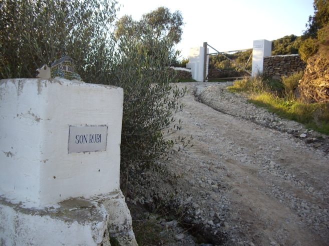 Entrada al predio Son Rub, ubicado en la costa norte de Menorca.