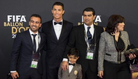 Cristiano Ronaldo posa con su familia tras conseguir su tercer Baln...