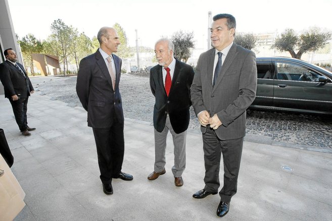 Los ediles Seva y Llorens flanquean al futuro alcalde de Alicante,...