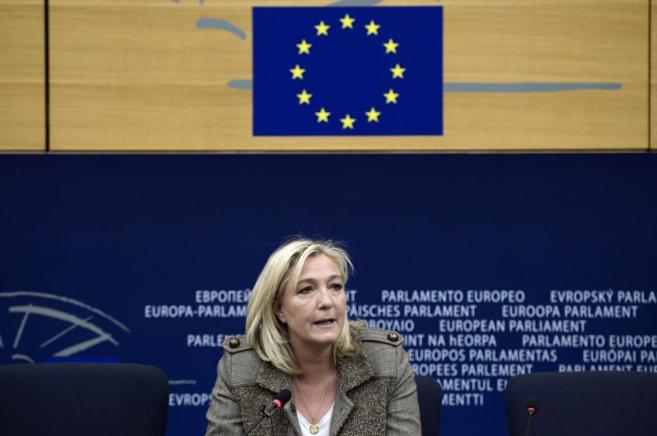 La líder del FN, Marine Le Pen, durante una rueda de prensa en el...