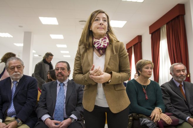 La ex alcaldesa socialista Pilar Snchez (de pie) en el banquillo con...