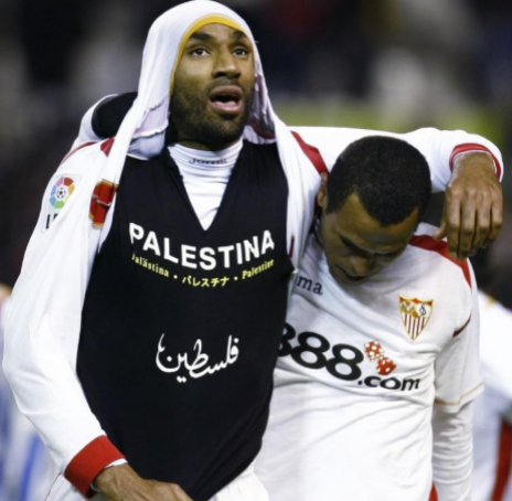 Kanouté muestra una camiseta con la palabra Palestina durante la celebración de un gol junto a Luis Fabiano en 2009.