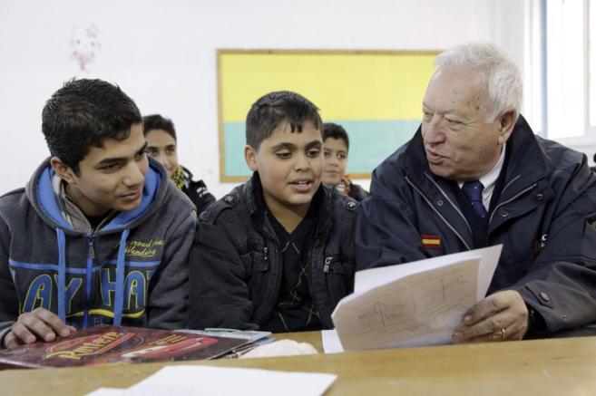 El ministro, con dos alumnos de la escuela de Gaza que ha visitado...