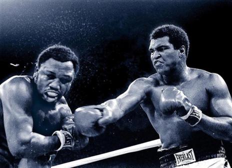 Mohamed Ali (dcha.) y Joe Frazier en el combate de boxeo por el título de peso pesado en Manila en 1975.