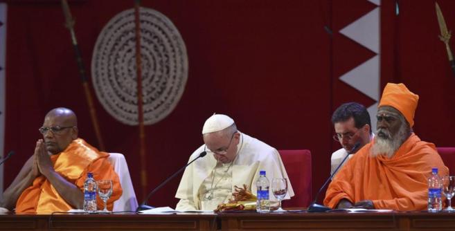 El papa Francisco participa en un encuentro interreligioso en Colombo,...