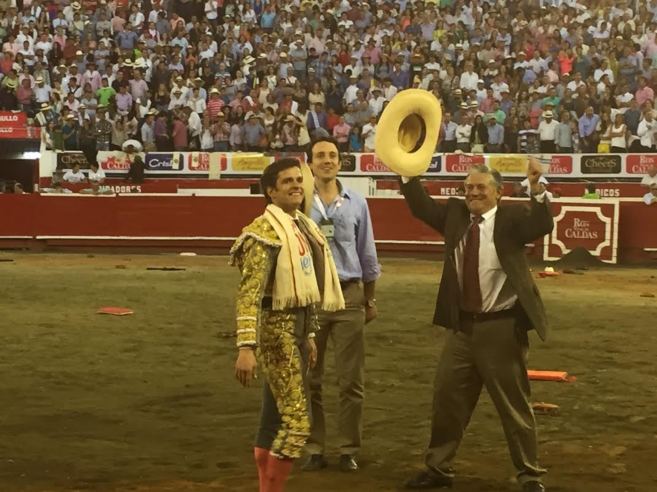 El Juli celebra el indulto de 'Flamenco' con el ganadero...