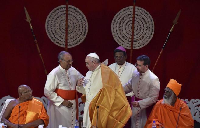 El Papa, ayer, durante un encuentro interreligioso en Sri Lanka.