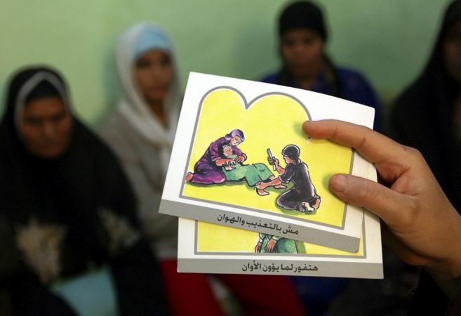 Folletos para explicar a las mujeres egipcias los riesgos de la MGF