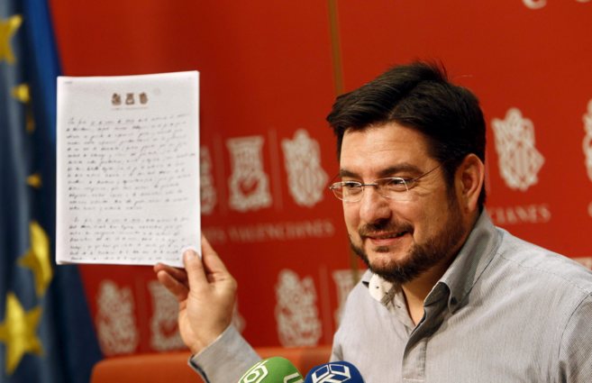 Ignacio Blanco muestra la copia manuscrita del informe de Presidencia.