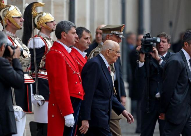 El ex presidente de Italia, Giorgio Napolitano, sale del Palacio...